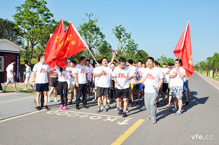 一聲槍聲，銀河電氣全體員工奔出起點