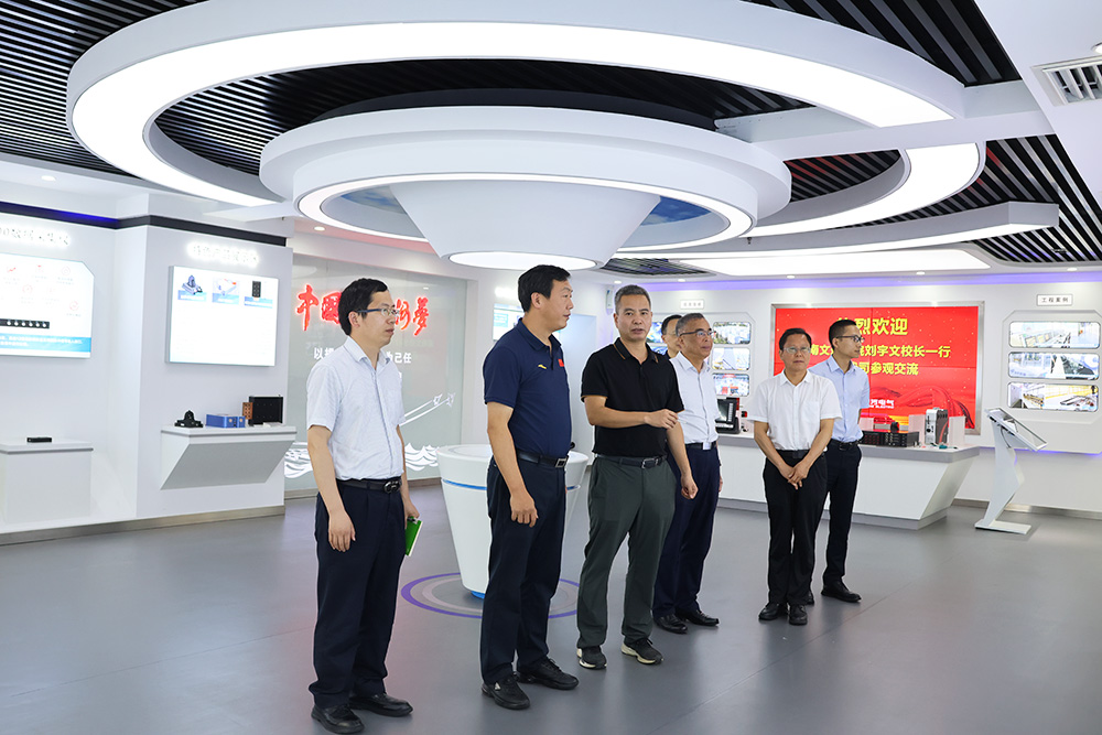 劉校長(zhǎng)一行參觀公司產(chǎn)品展廳