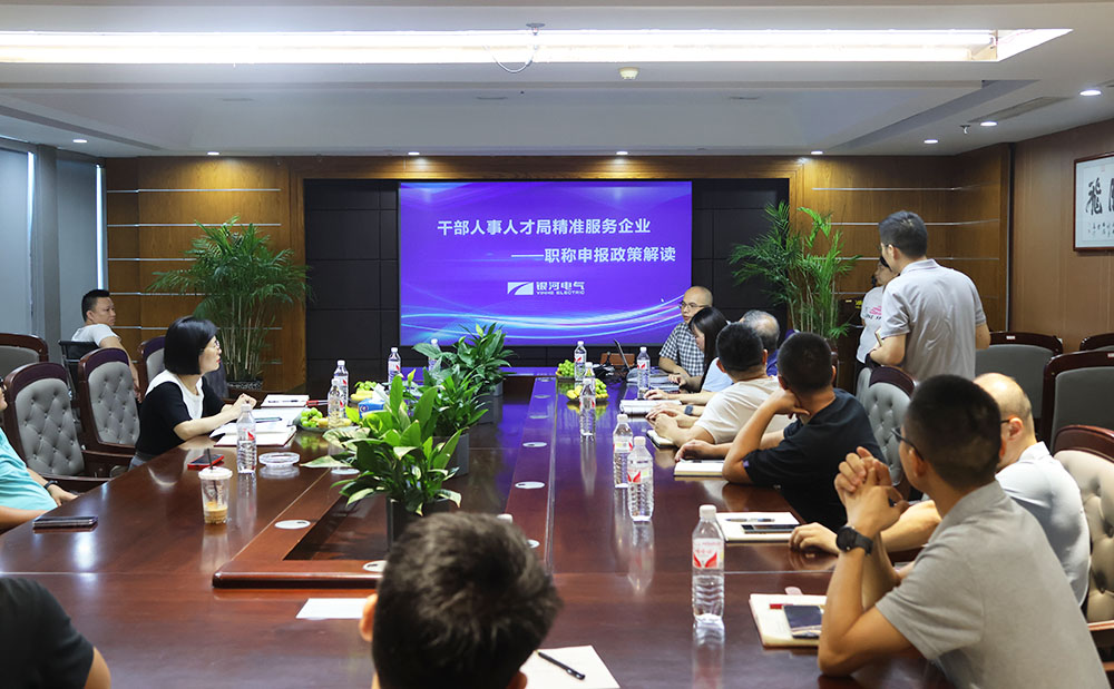 經開區(qū)人才局領導蒞臨我司指導 經開區(qū)人才局領導蒞臨我司指導